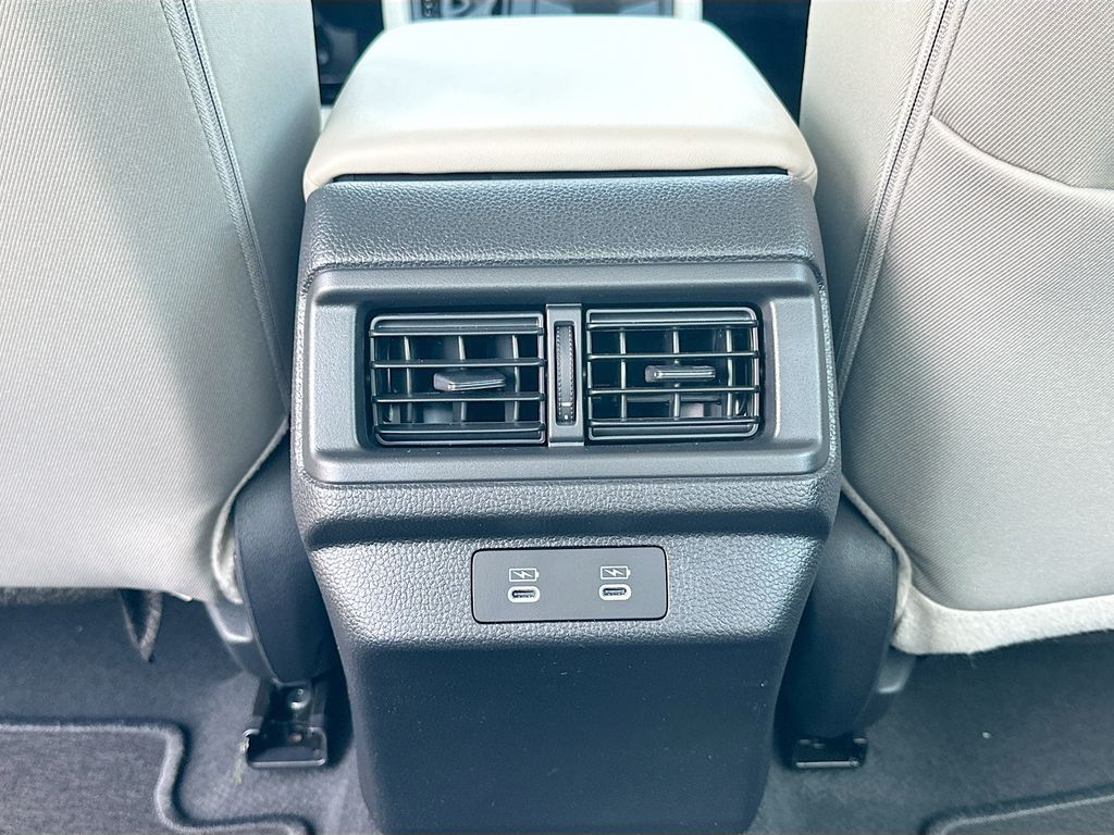 Vehicle image 17 of 23