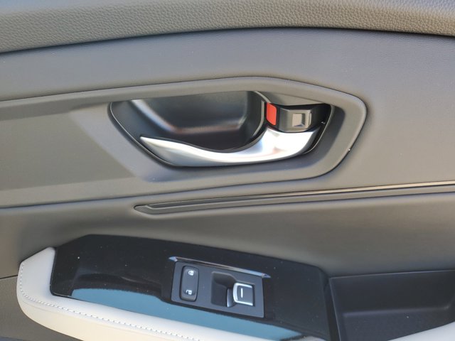 Vehicle image 21 of 32