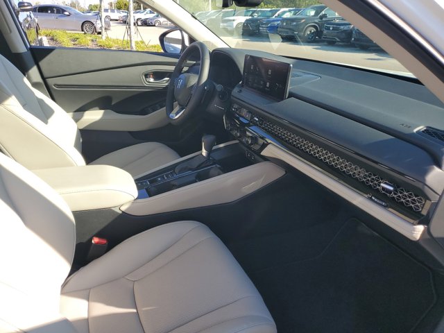Vehicle image 23 of 32