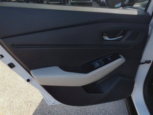 Vehicle image 16 of 32