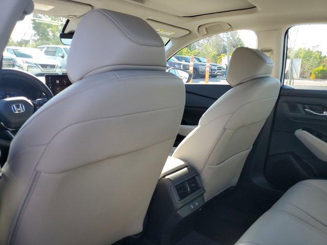 Vehicle image 14 of 32