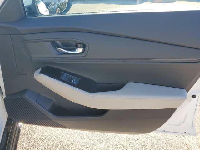Vehicle image 20 of 32