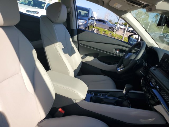 Vehicle image 22 of 32
