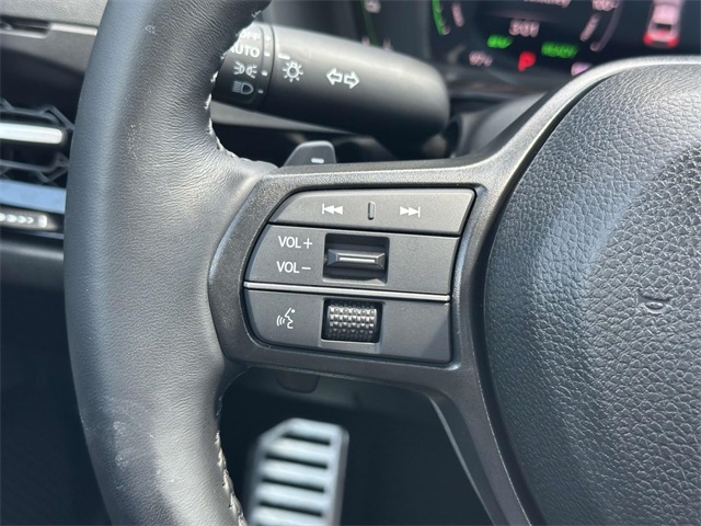 Vehicle image 21 of 25