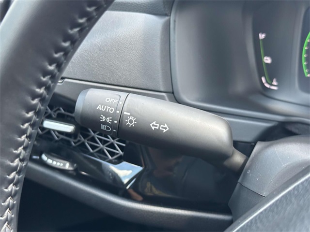 Vehicle image 16 of 25