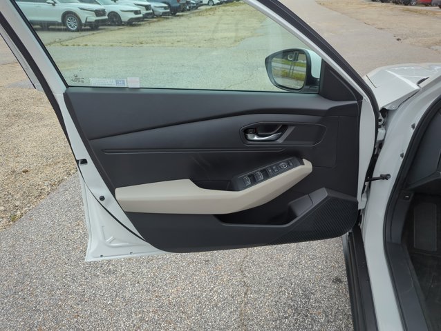 Vehicle image 18 of 26