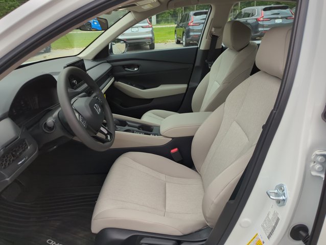 Vehicle image 23 of 26