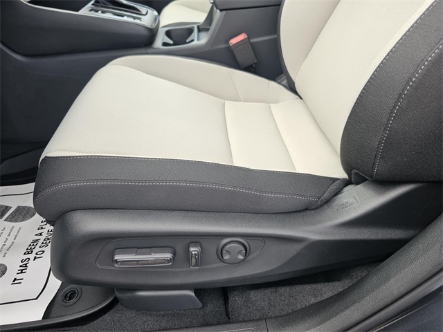 Vehicle image 13 of 22