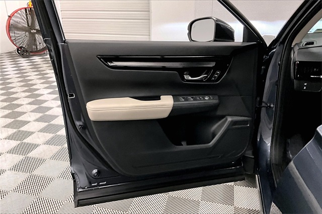 Vehicle image 17 of 42