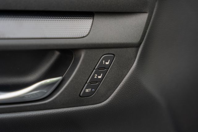 Vehicle image 24 of 40