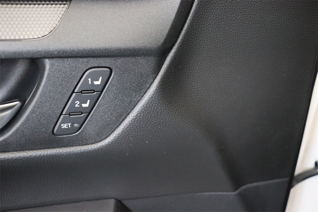 Vehicle image 9 of 25