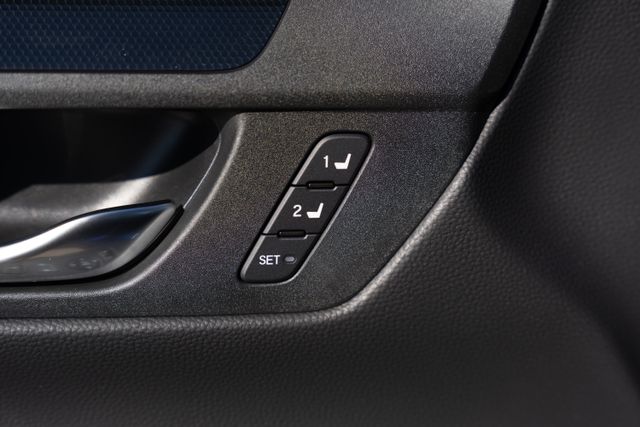 Vehicle image 24 of 40