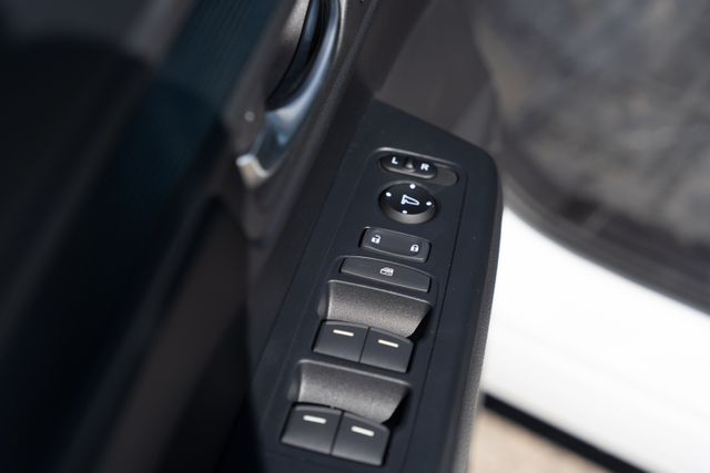 Vehicle image 25 of 40