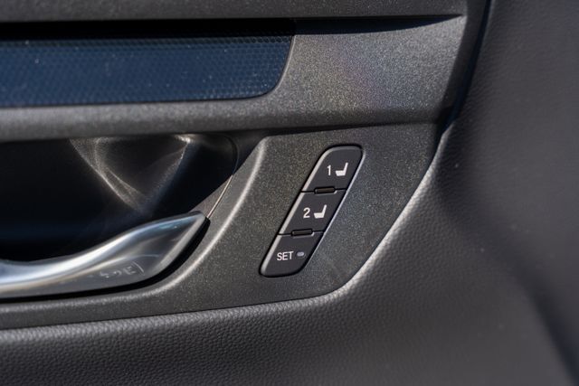 Vehicle image 26 of 40