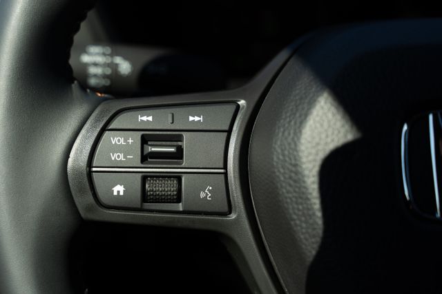 Vehicle image 28 of 40