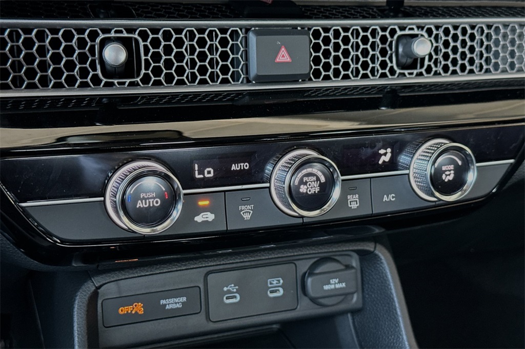 Vehicle image 21 of 31