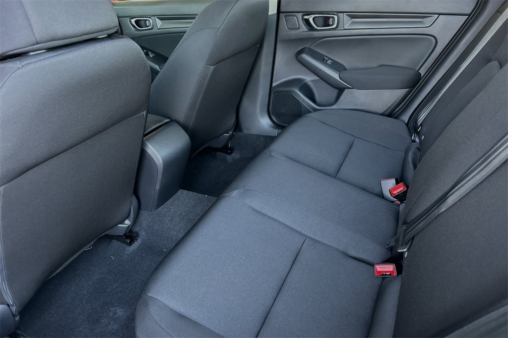 Vehicle image 13 of 31