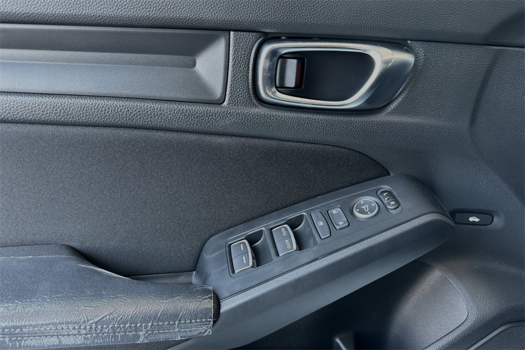 Vehicle image 11 of 31