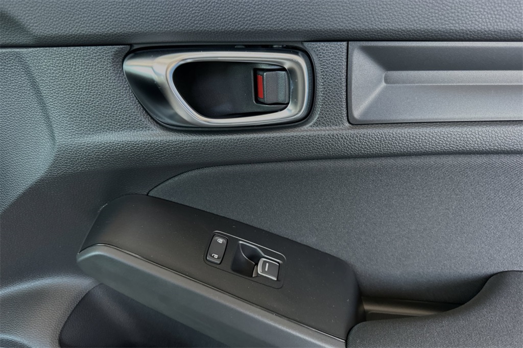 Vehicle image 18 of 31