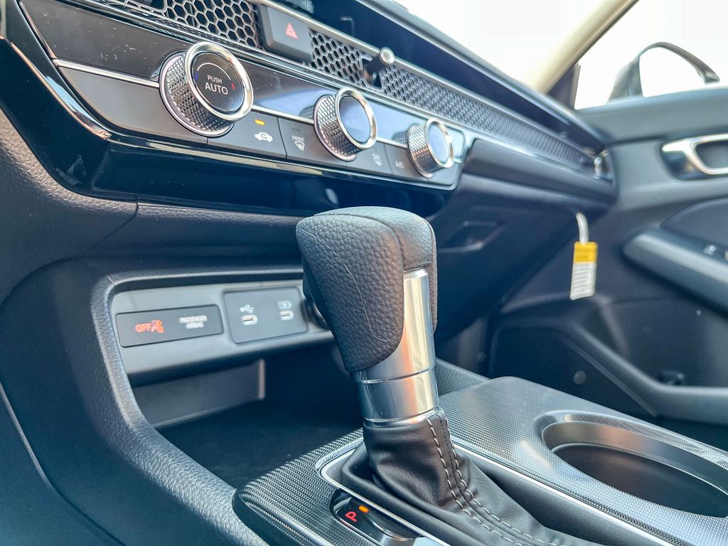 Vehicle image 23 of 26