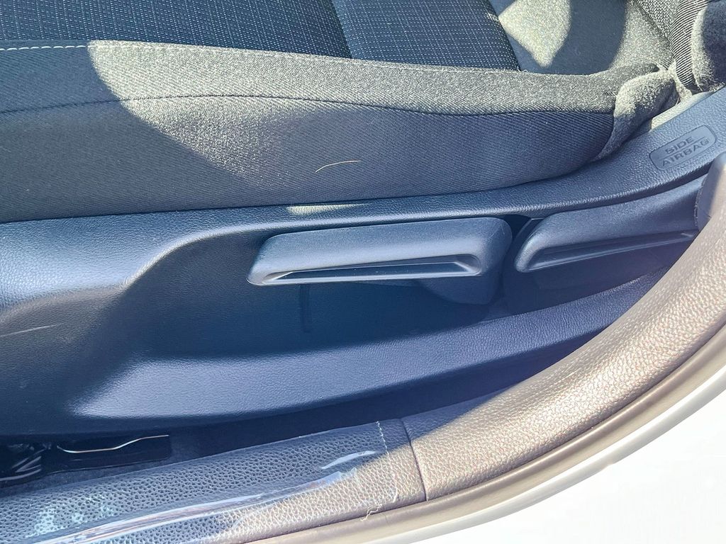 Vehicle image 21 of 26