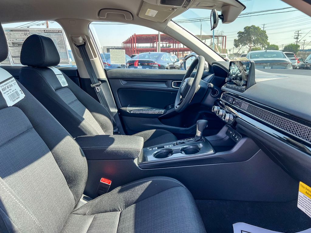 Vehicle image 17 of 26