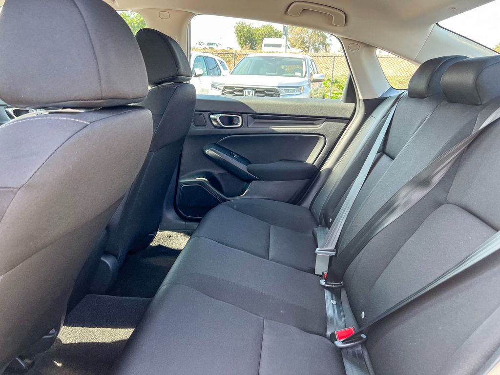 Vehicle image 19 of 26