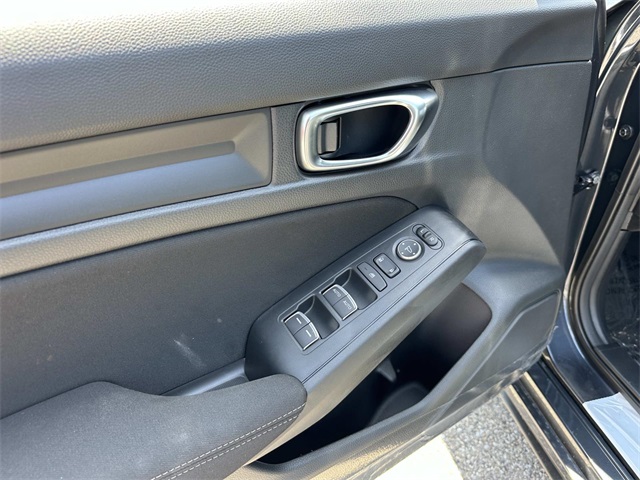 Vehicle image 25 of 30