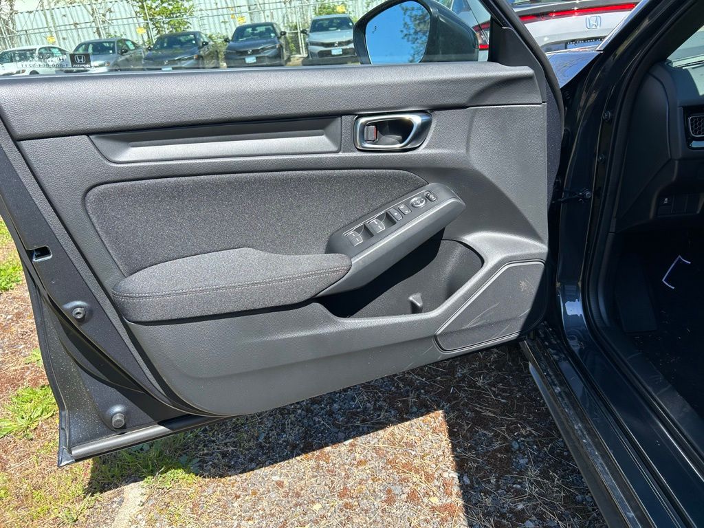 Vehicle image 10 of 28