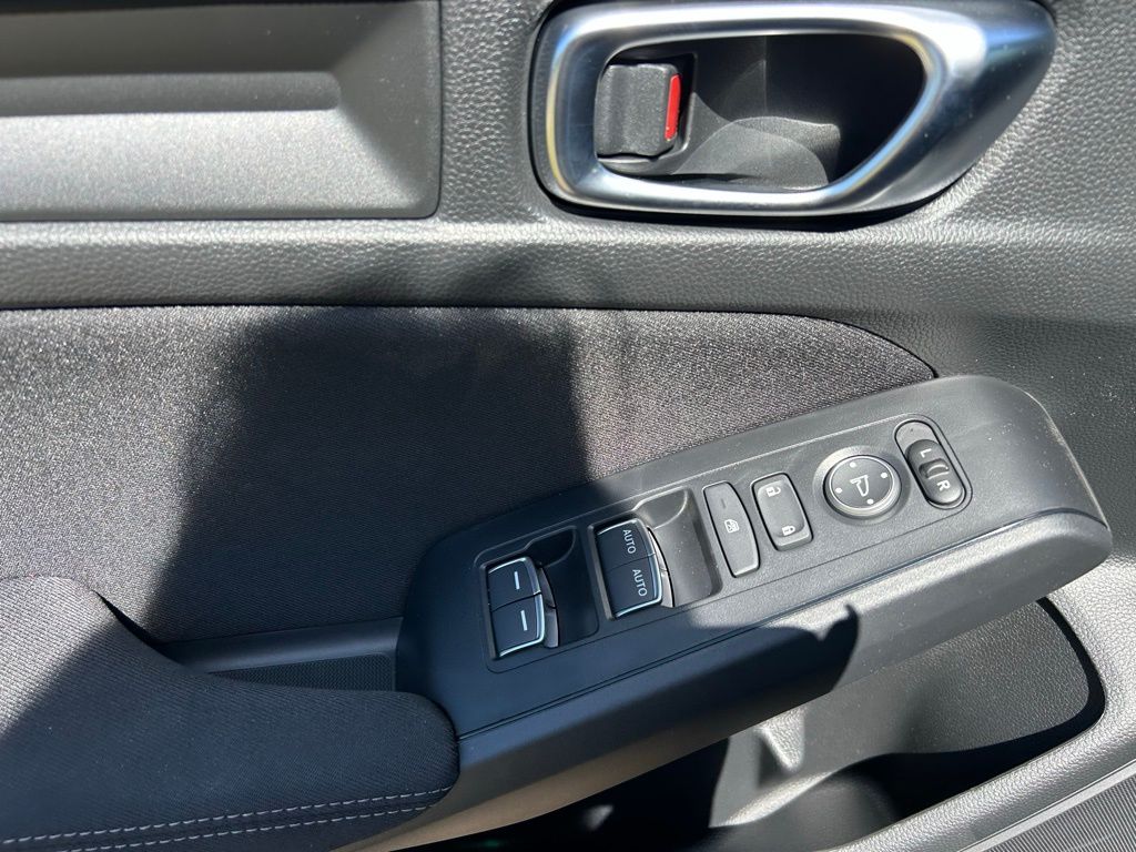 Vehicle image 11 of 28