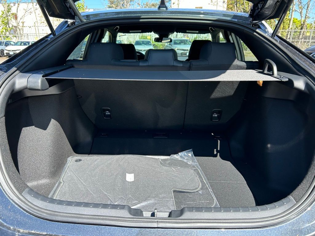 Vehicle image 25 of 28