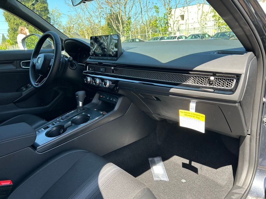 Vehicle image 26 of 28