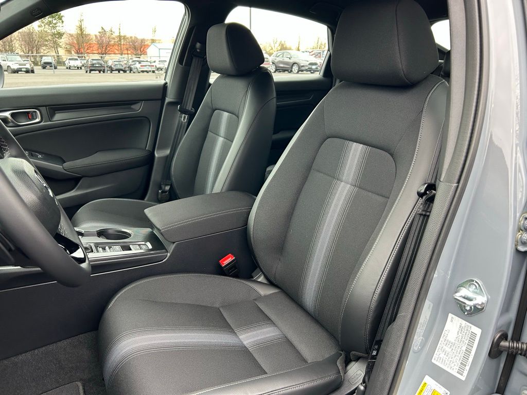 Vehicle image 21 of 28