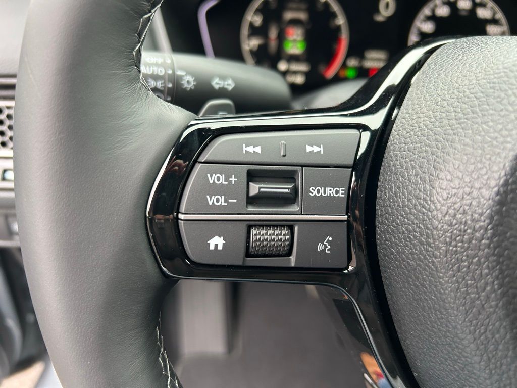 Vehicle image 14 of 28