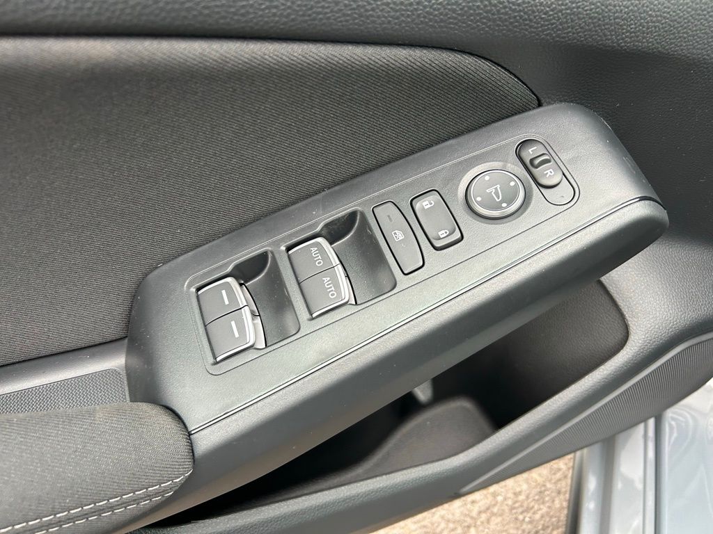 Vehicle image 11 of 28