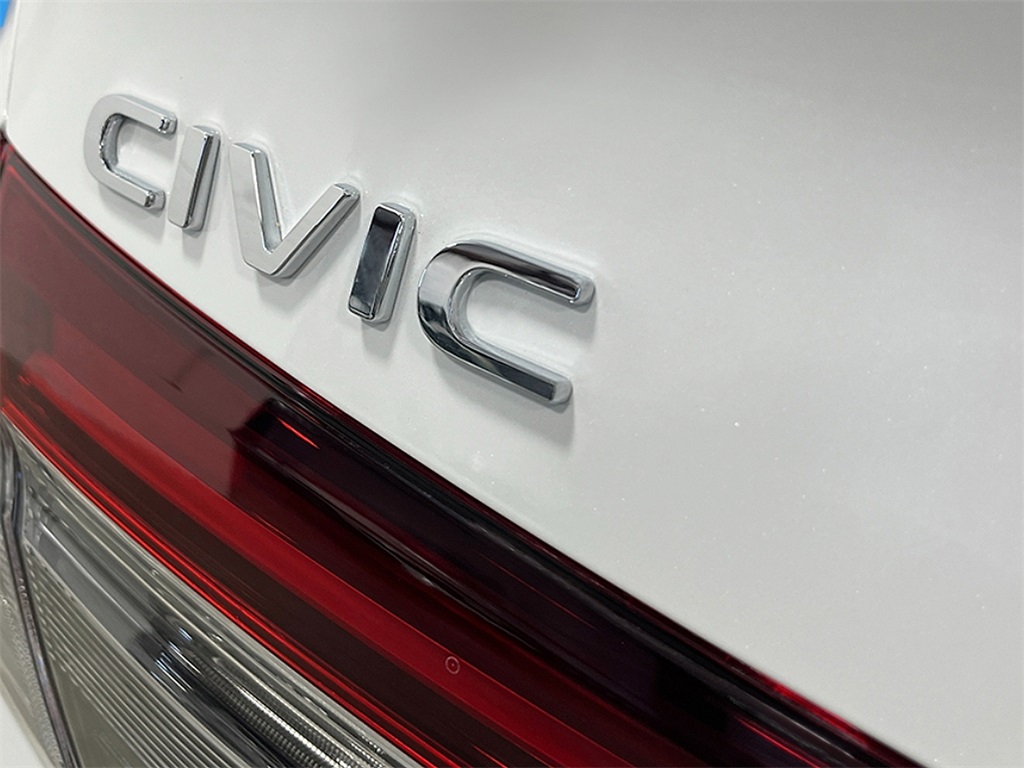 Vehicle image 21 of 24