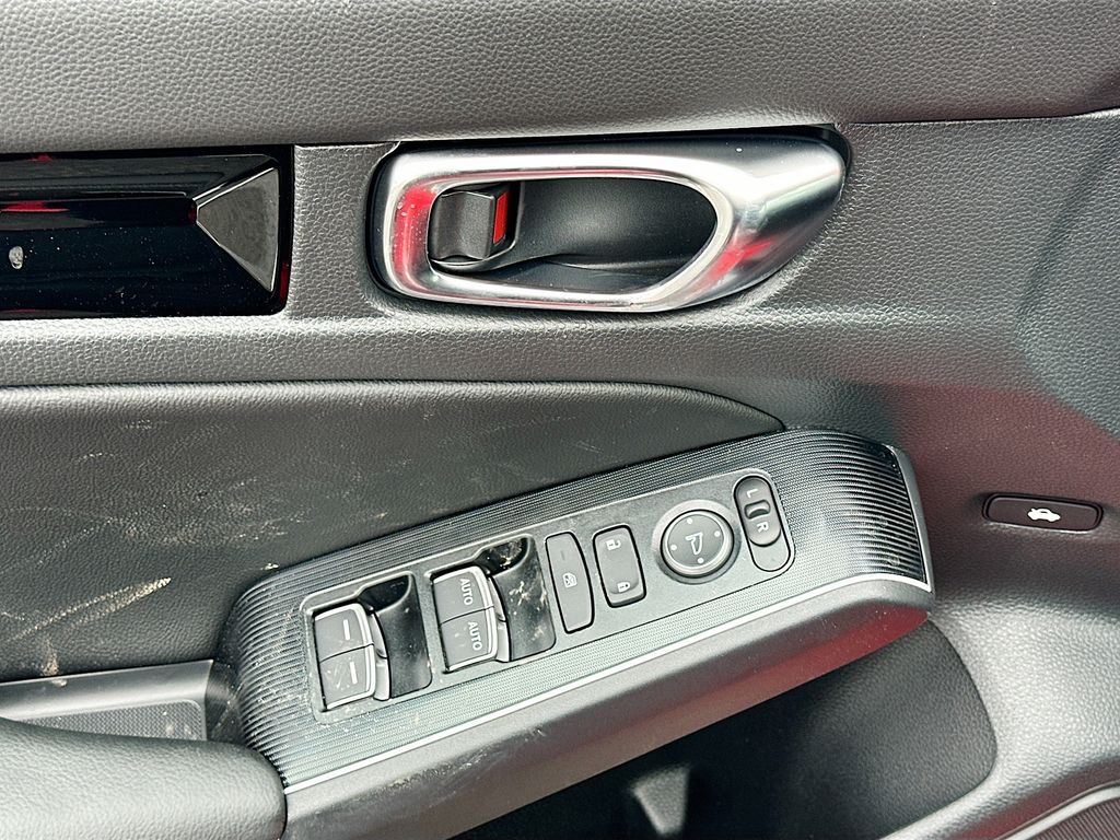 Vehicle image 19 of 23