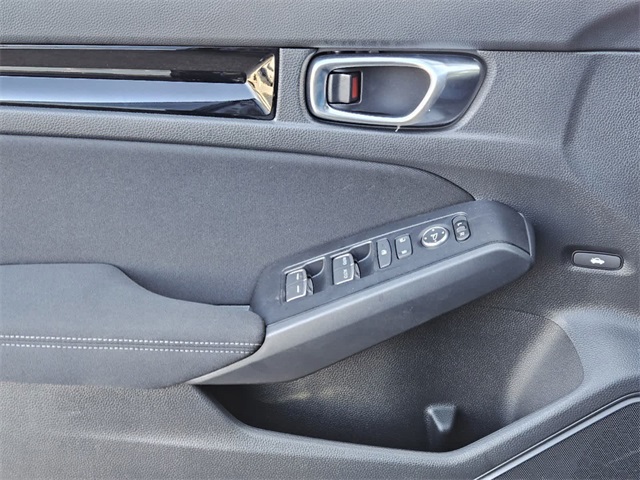 Vehicle image 18 of 26