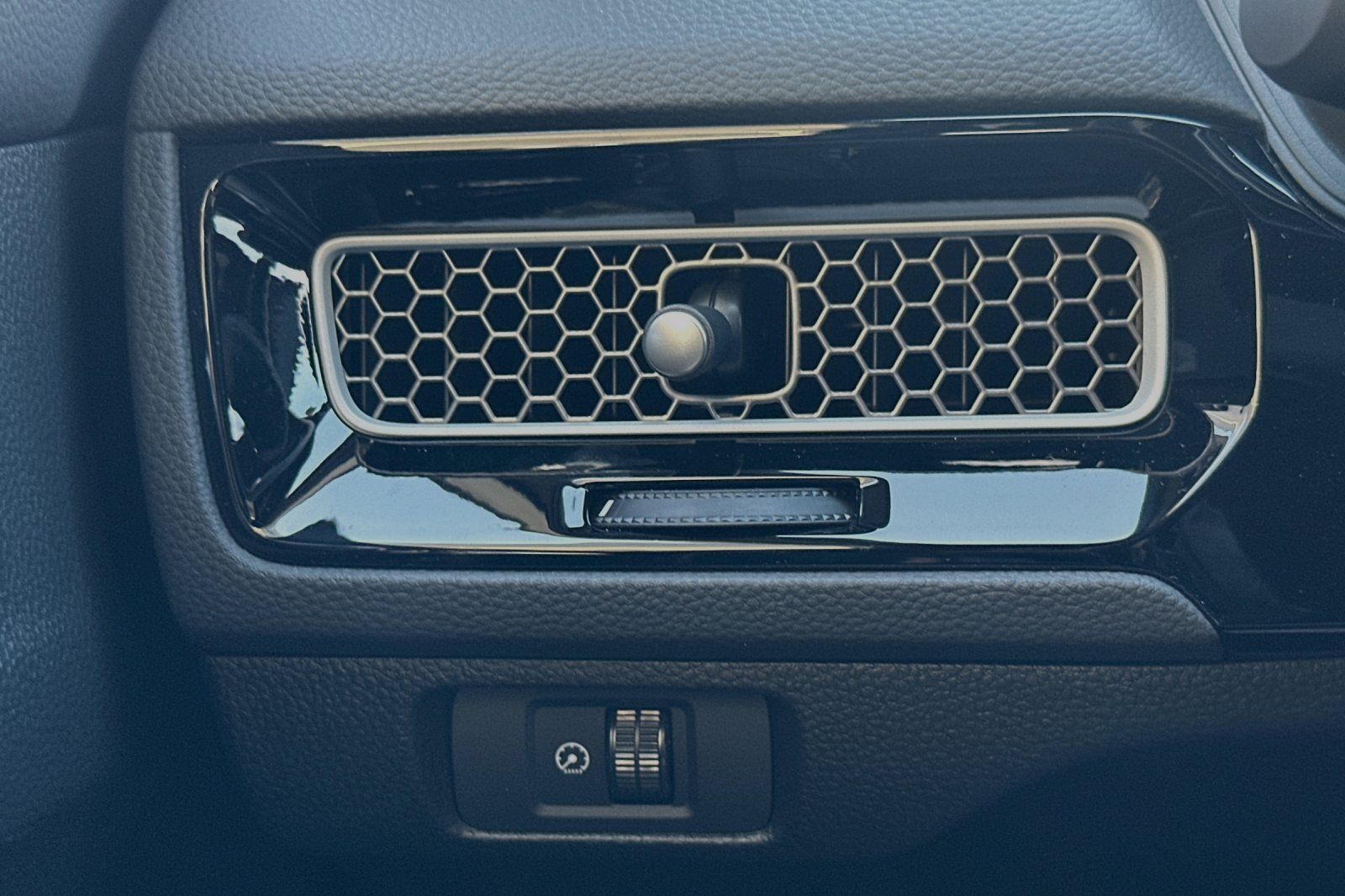 Vehicle image 27 of 30