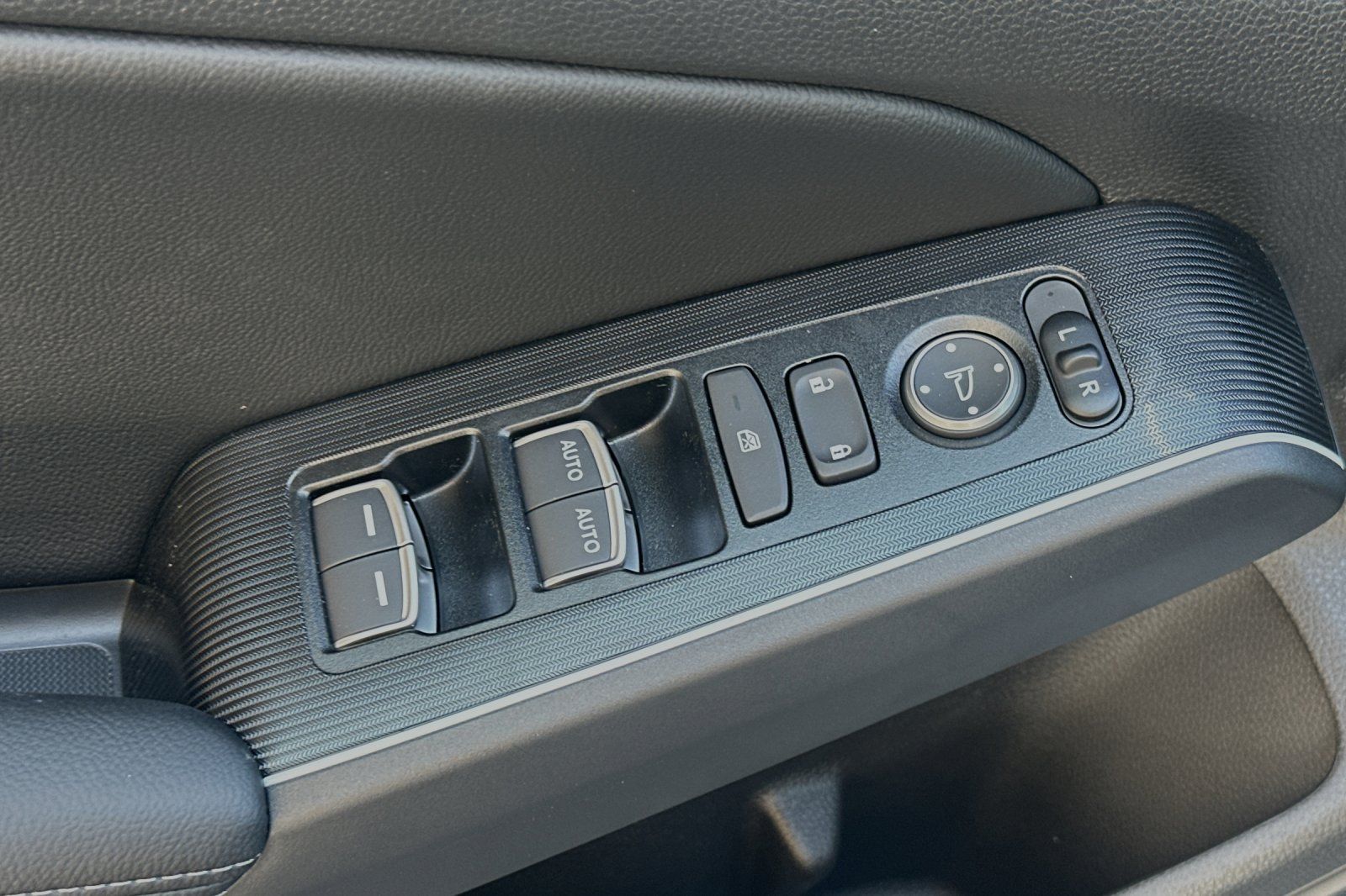 Vehicle image 12 of 30