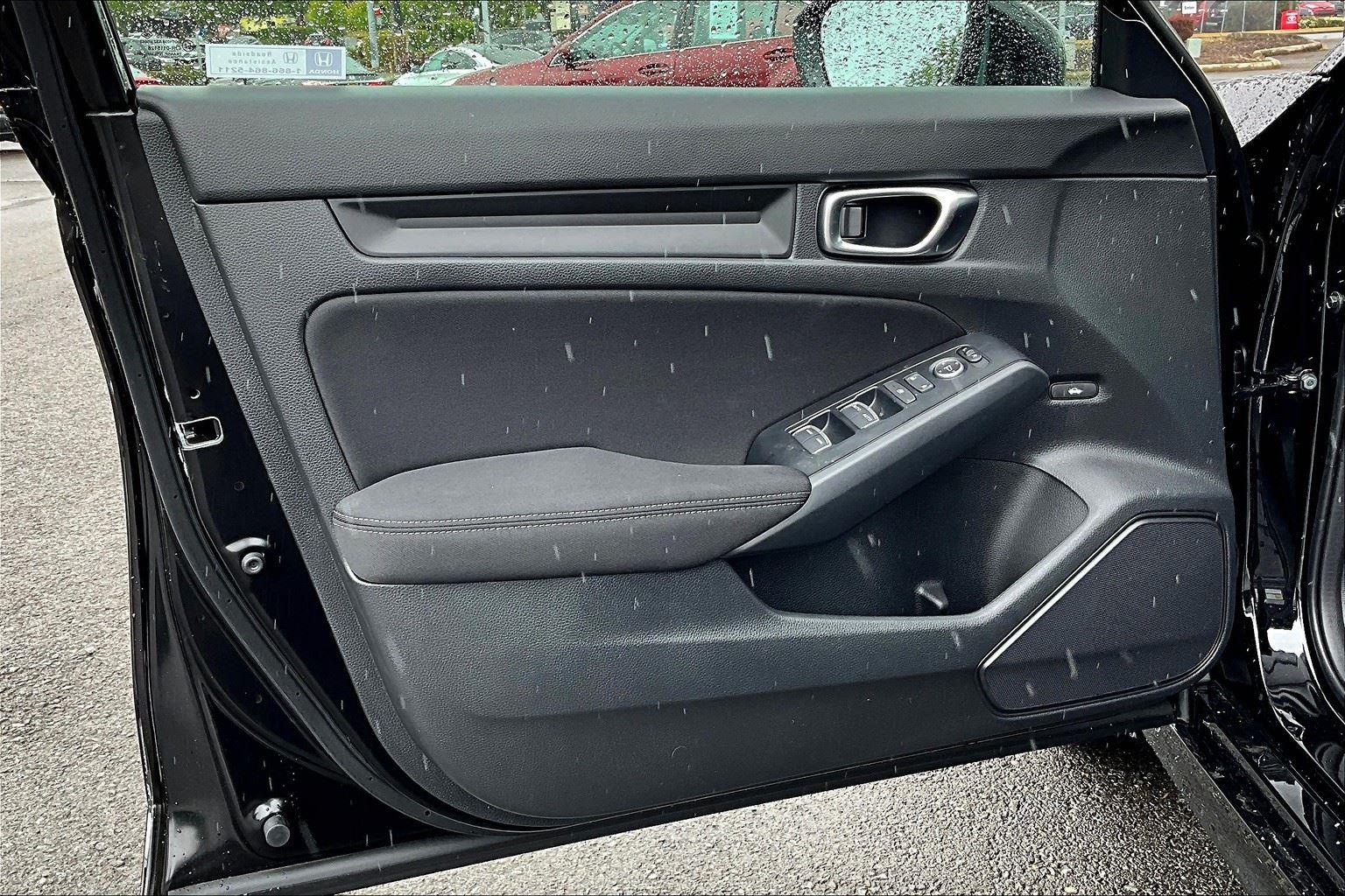 Vehicle image 21 of 26