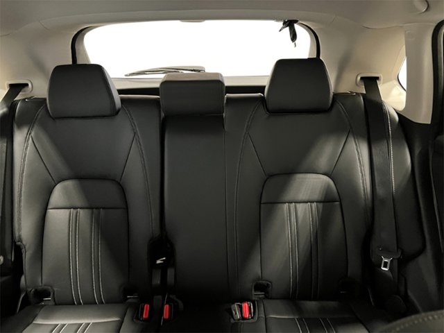 Vehicle image 27 of 33