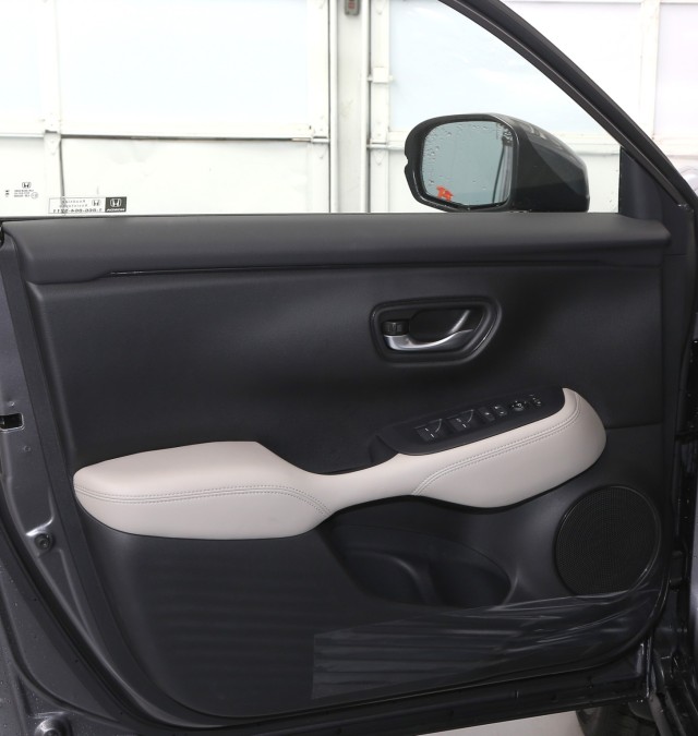 Vehicle image 14 of 28