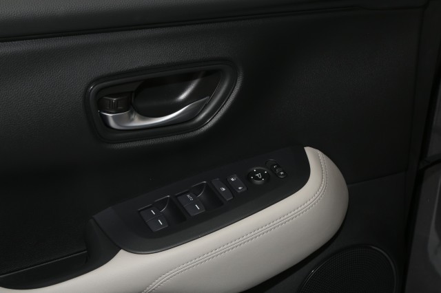 Vehicle image 15 of 28