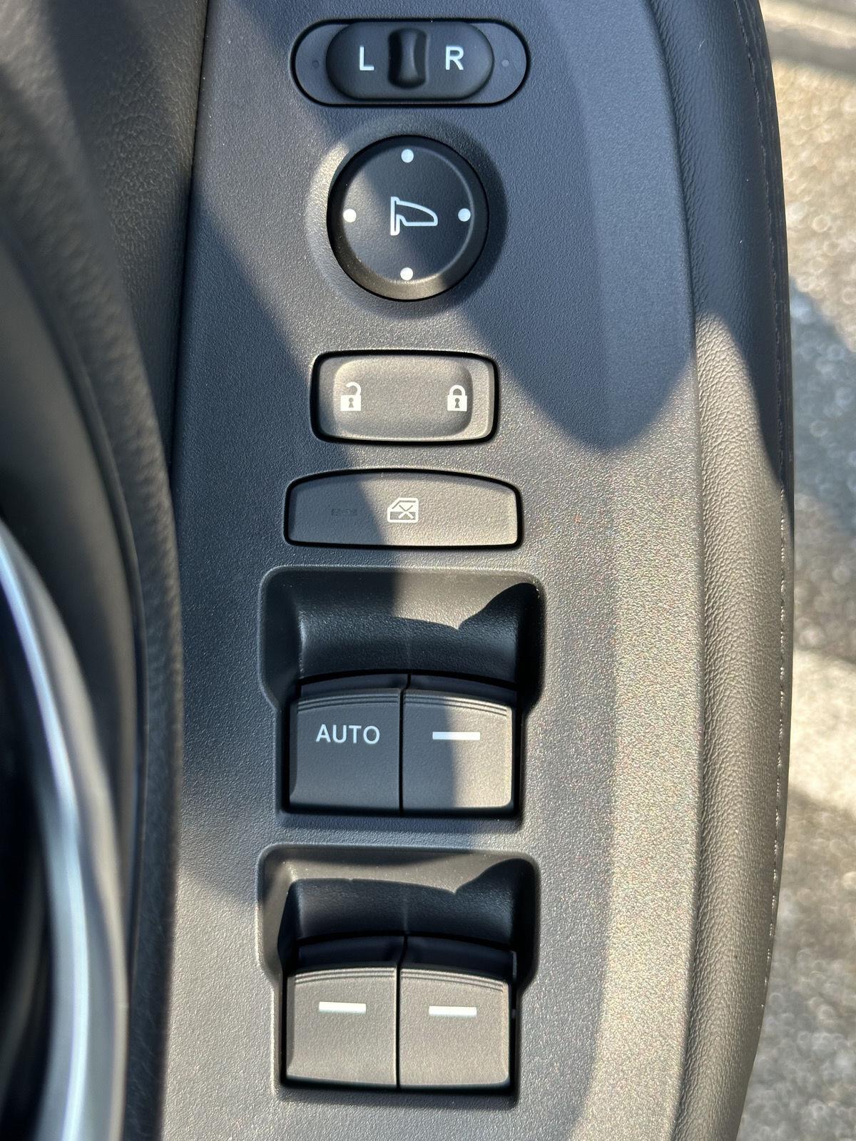 Vehicle image 14 of 28