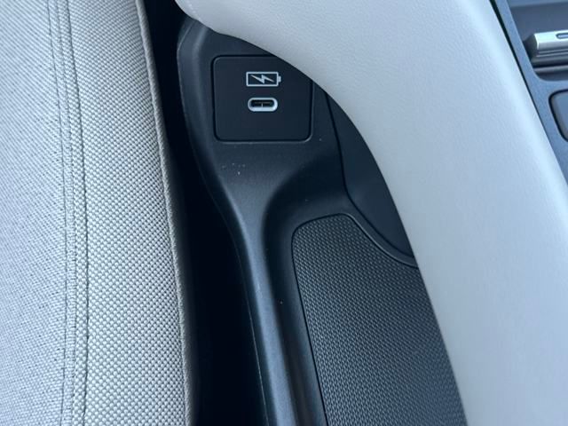 Vehicle image 25 of 34