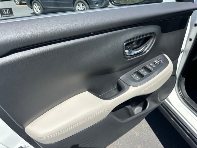 Vehicle image 11 of 34