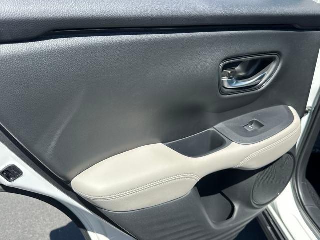 Vehicle image 15 of 34