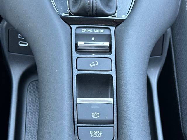 Vehicle image 25 of 34