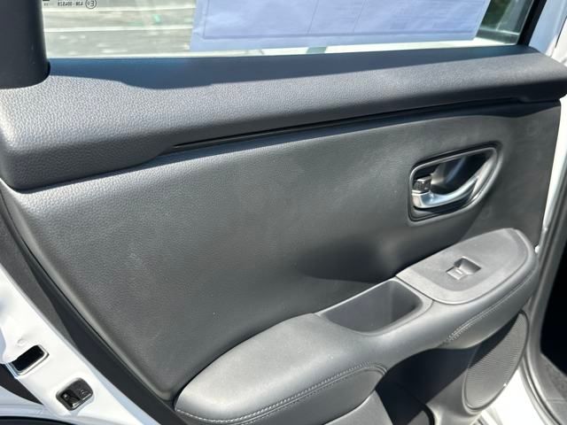 Vehicle image 21 of 34
